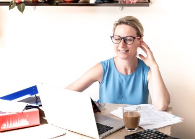 Kvinnelig saksbehandler jobber på PC 