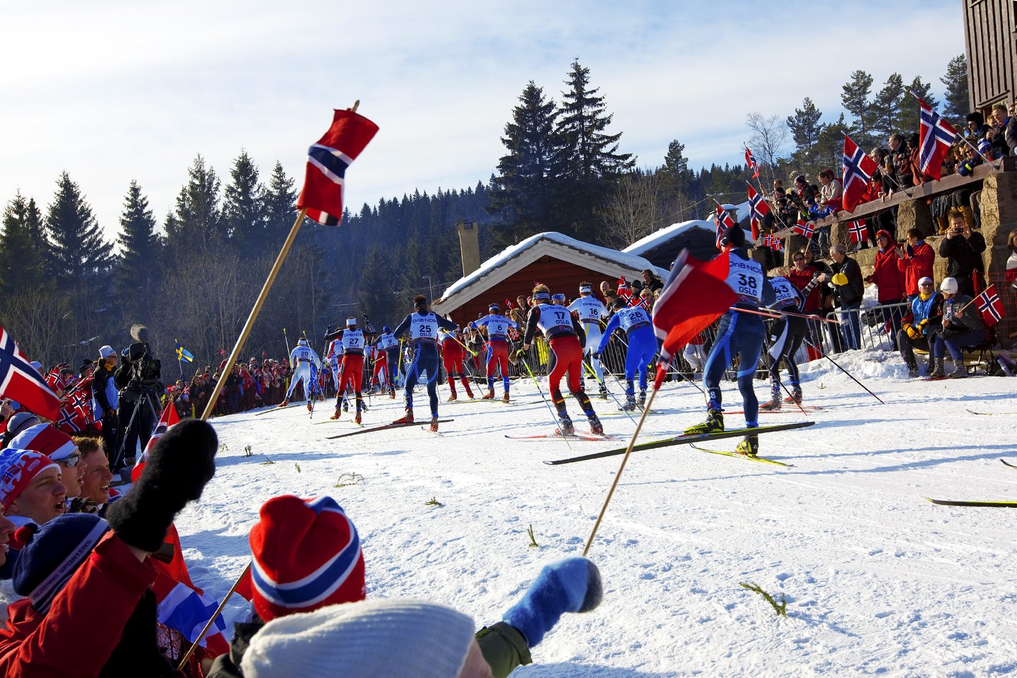 Skirenn i Norge med norske flagg og utøvere 