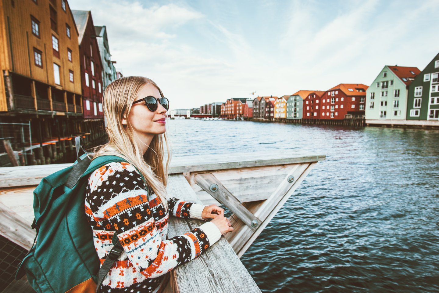 kvinne står ved utsiktspunkt og ser ut over Trondheim