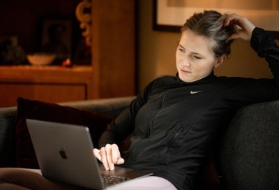 Kvinne ser på laptop