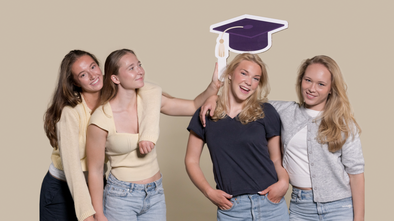 Fire studenter på videregående smiler