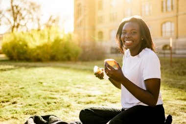 Smilende kvinne i parken 