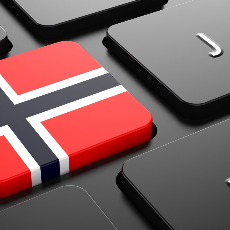Norsk flagg på tastaturknapp, symboliserer norsk språk og utdanning.