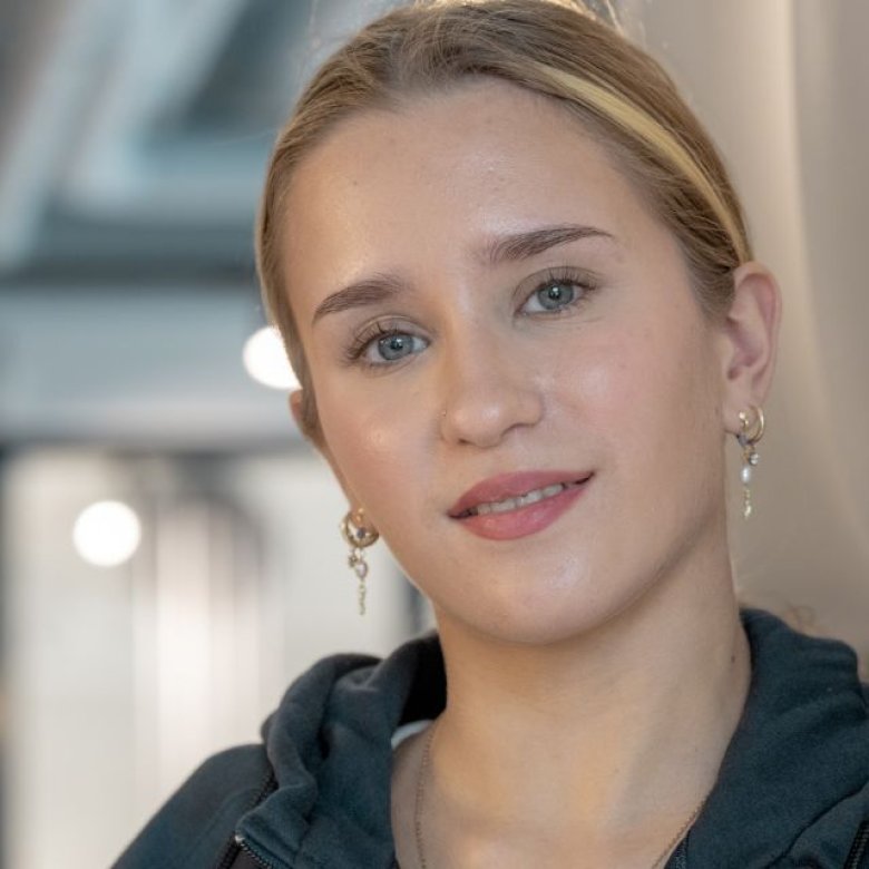 Student psykologi smiler til kamera